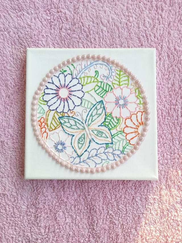Toile brodée mandala fleuri