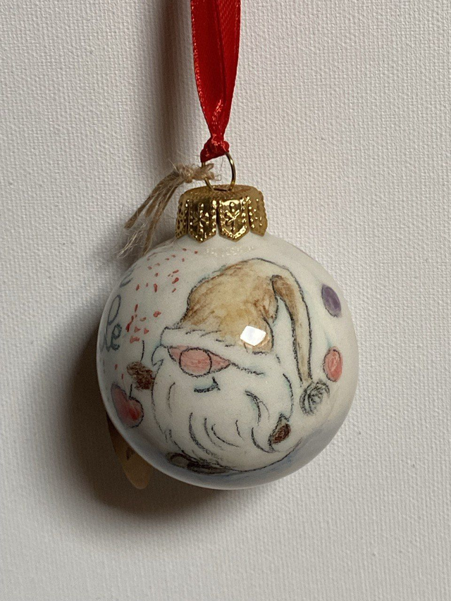 Pallina di Natale con dipinto piccolo gnomo