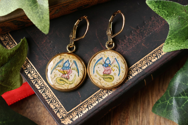 Boucles d'oreilles Chimère  – inspiration médiévale peintes à la main - acier inoxydable doré