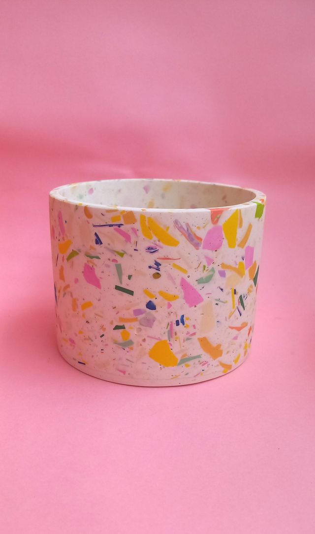  Osłonka na doniczkę, biała doniczka, kolorowe lastryko