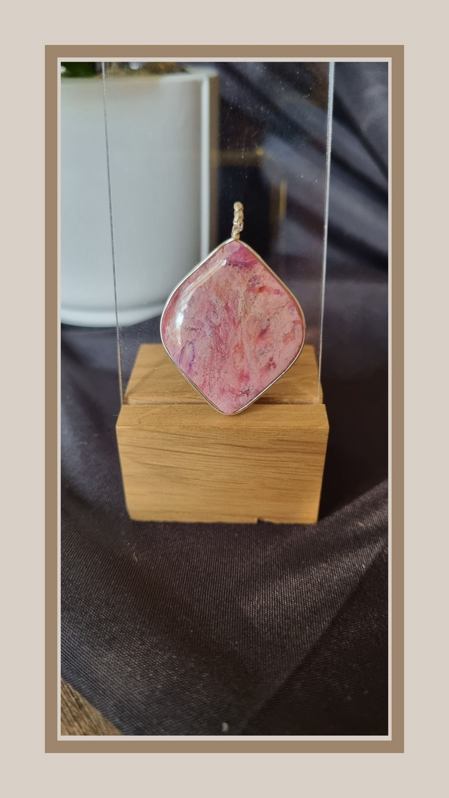 Collier rose poudré petite goutte 