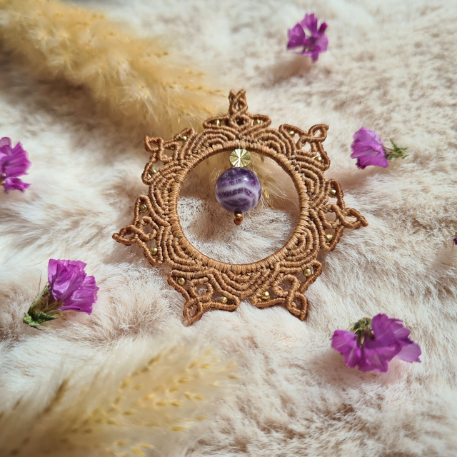 Pendentif mandala en micro macramé avec perle 