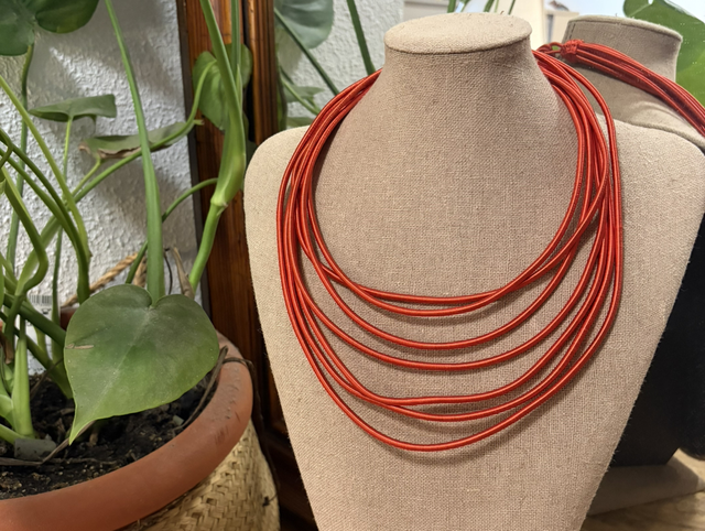 Collar Espiral de Seda 