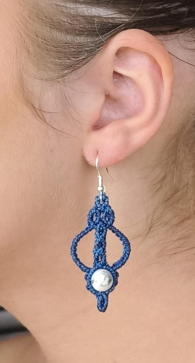 Boucles bleues et howlite