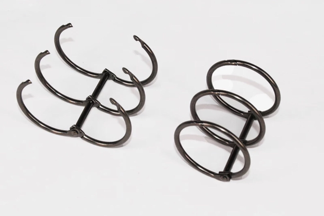 Coppia di anelli metallici, a 6 fori * colore: argento o nero