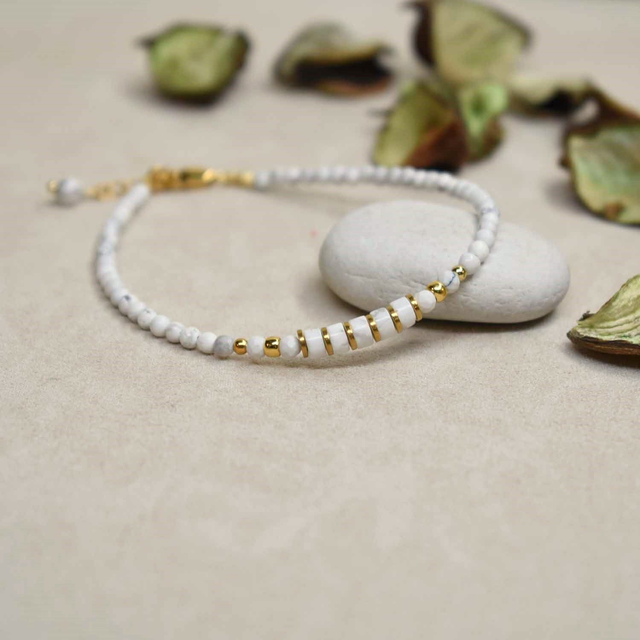 Bracelet fin monté sur cable en howlite