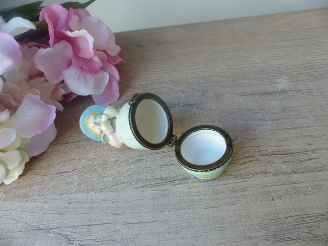 Pilulier ou petite boite à bijoux articulée femme jardinière aux fleurs vintage, petite boite décoration chambre, cadeau maman