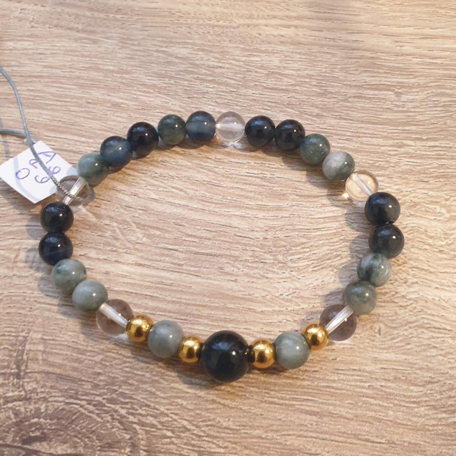 Oeil de faucon aigle et cristal de roche