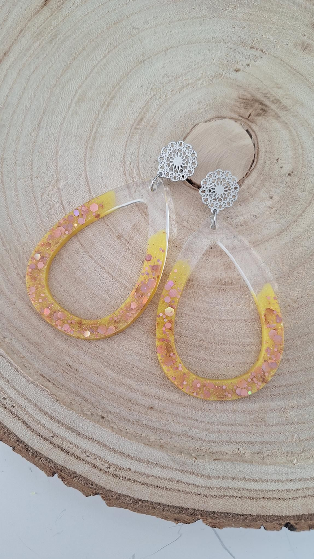 Boucles d&#039;oreilles maxi gouttes jaunes/paillettes roses