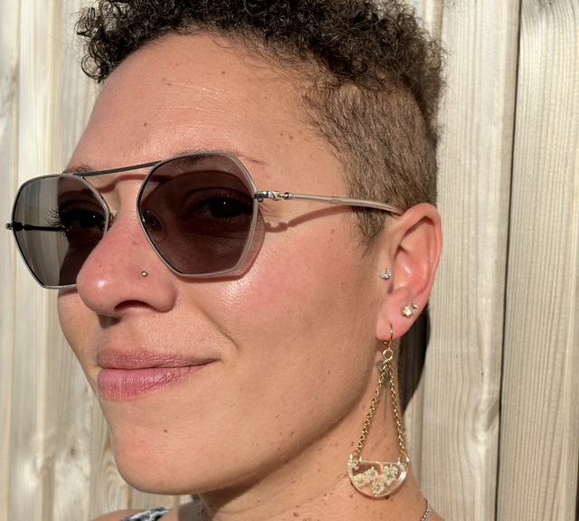 Boucles d’oreilles acier inoxydable doré, résine et fleurs de carotte sauvage