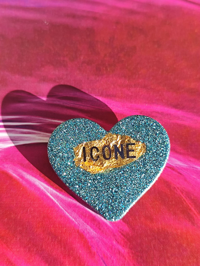 Broche cœur à paillettes - message : ICONE