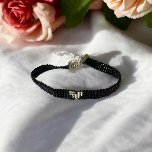Bracelet fin noir coeur argenté
