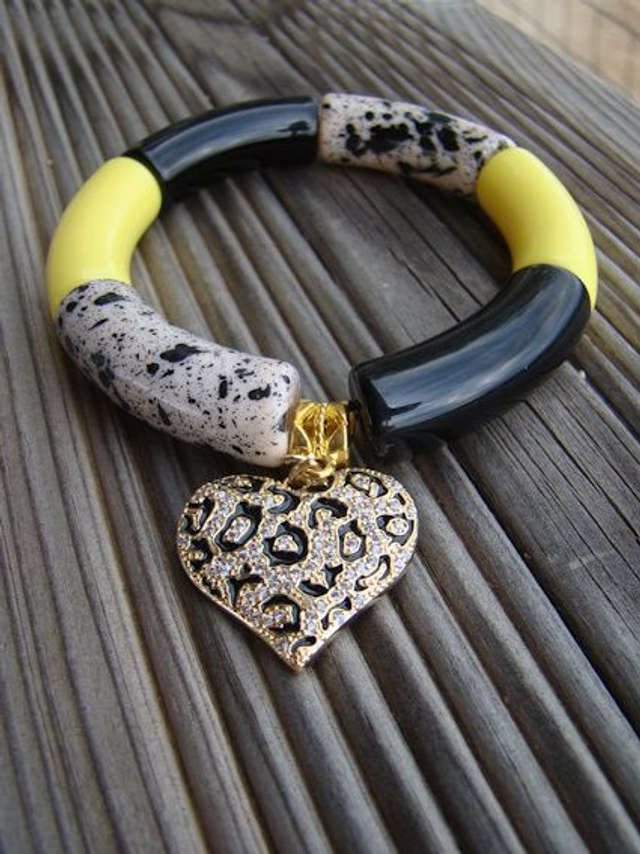 Bracelet perles tubes incurvées Mohana Peela breloque coeur