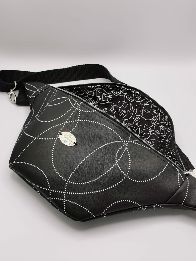 Grand sac banane en simili cuir noir avec motifs blancs