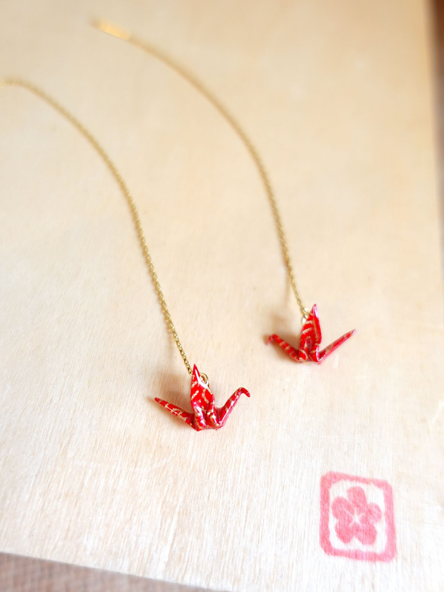 Boucles d&#039;oreilles origami grues, oiseaux / INOX doré / Papier japonais washi / Rouge, or / Chaîne traversante /