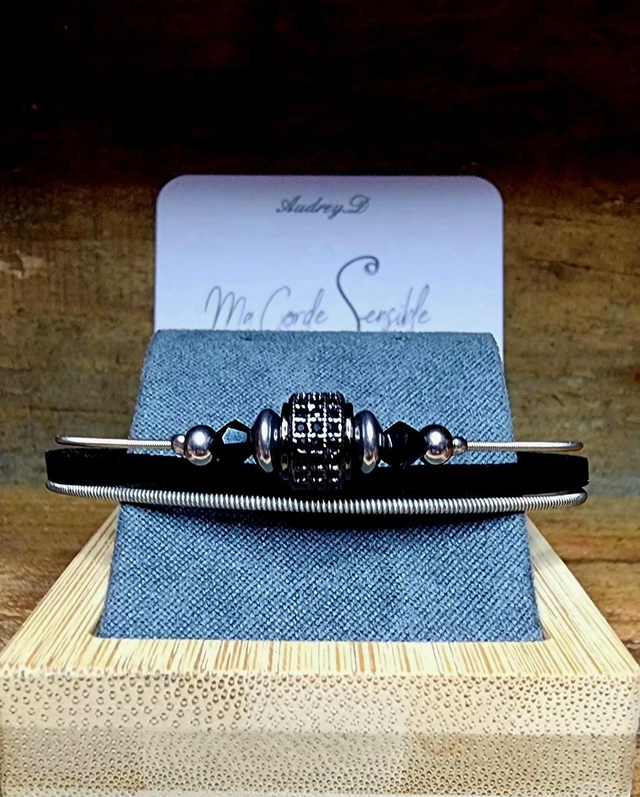 Bracelet femme corde de guitare surcyclée et cuir 