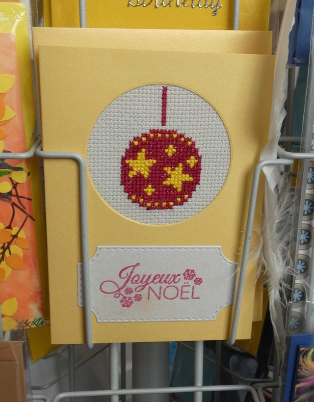 Jolie boule de Noël rouge brodée