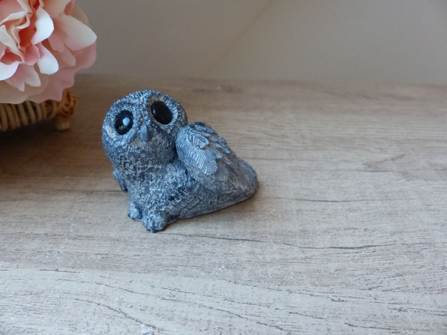 Petite Chouette en Pierre de Savon – Sculpture Vintage Edmund Wolf Canada | Figurine Animalière Blanche et Noire – Collection Bébés Animaux