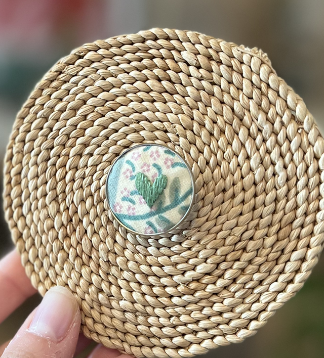 Pin’s coeur vert (fond vert)