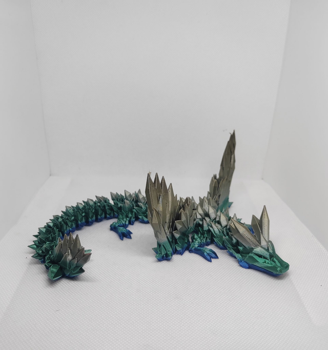 Dragon cristal avec des ailes 