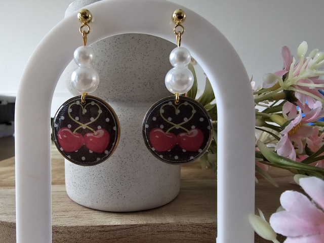 &quot;RÉTRO CHIC&quot; Cerise fond noir poid blanc