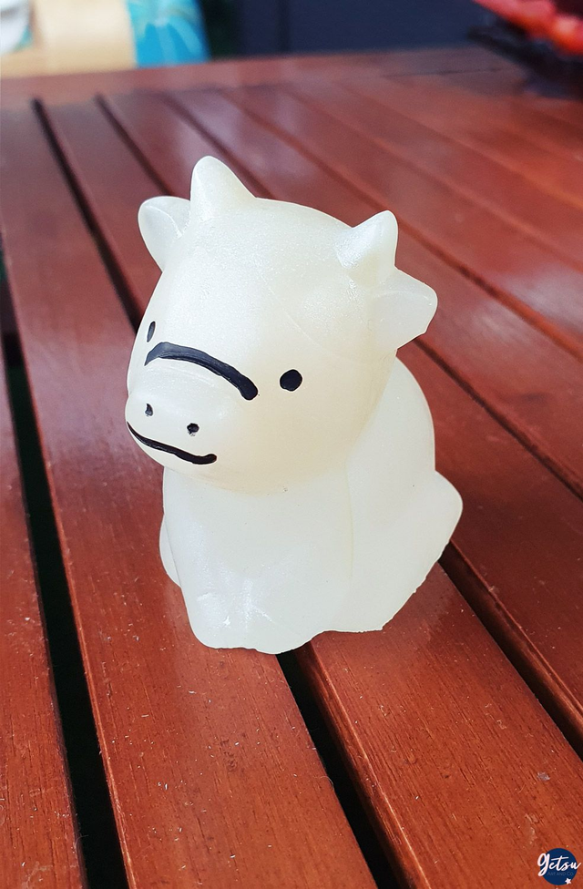 Statuette de vache blanche