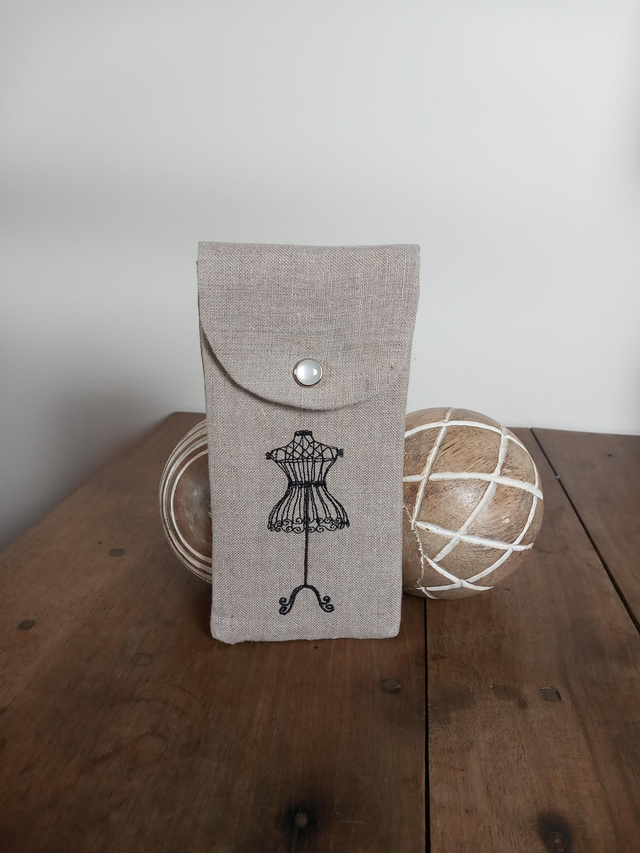 Étui à lunettes ou pochette téléphone lin brodé &quot;Mannequin&quot;