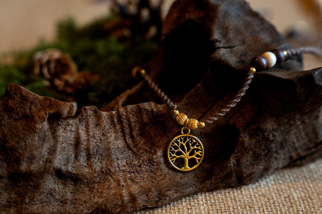 Collier en micro-macramé marron et pendentif Arbre de vie