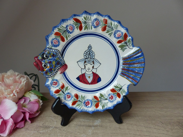 Assiette en forme de poisson décor bretonne, Assiette zoomorphe poisson peint à la main avec support, assiette décoration maison à la mer
