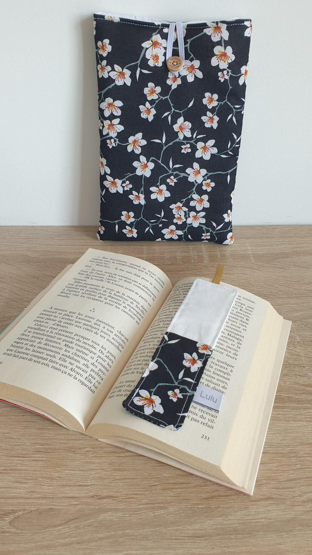 Pochette à livre + marque pages fleuri noir 