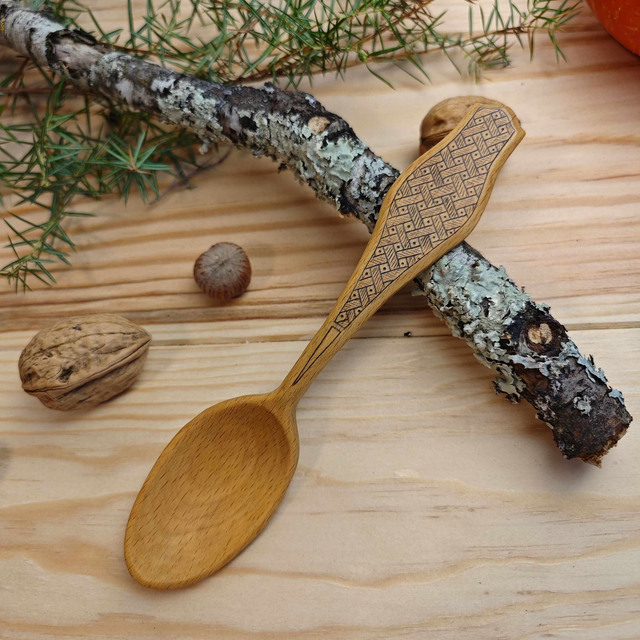 Cuillère en hêtre avec kolrosing-C311