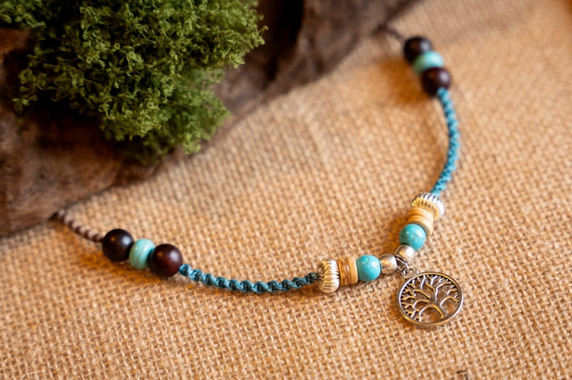 Collier en micro-macramé bleu et perles Turquoise et bois de rose