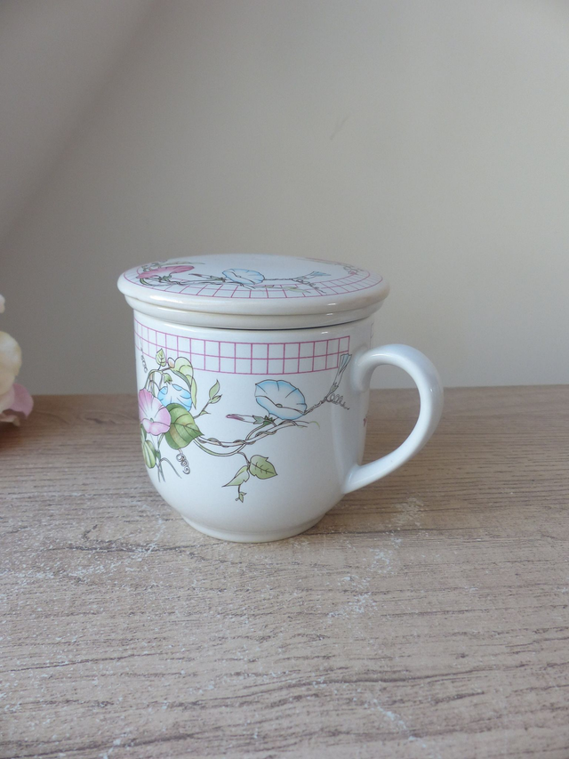 Tisanière fleurie en céramique - Tasse à thé artisanale avec filtre et couvercle, fleurs des champs - Décoration cuisine chic bohème vintage