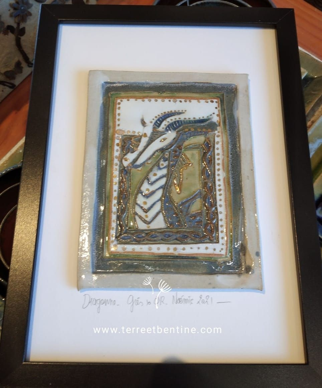 Dragonne  en grès et OR -  Encadrée - Vendue