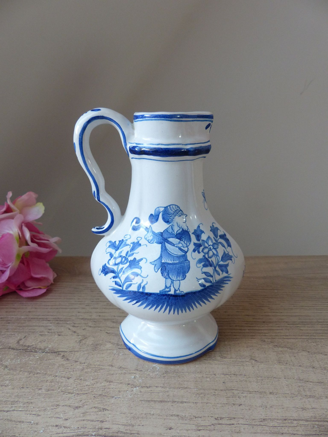 Ancien huilier ou vinaigrier en céramique blanche décor bleu champêtre médiéval musicien jardinier, Petit vase peint main décoration cuisine