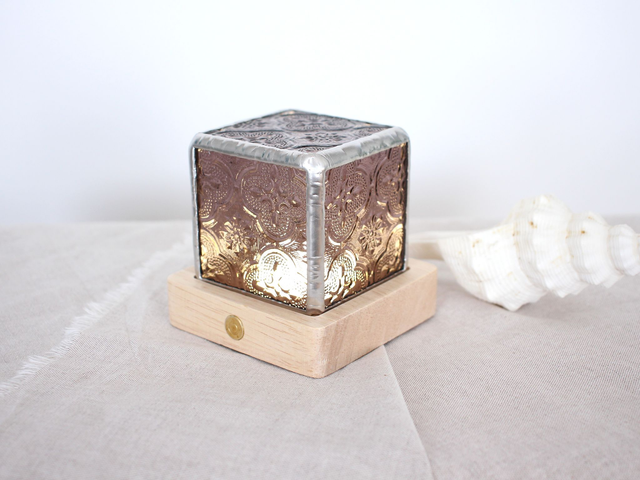 💡Mini Lampe nomade vieux rose en vitrail et bois