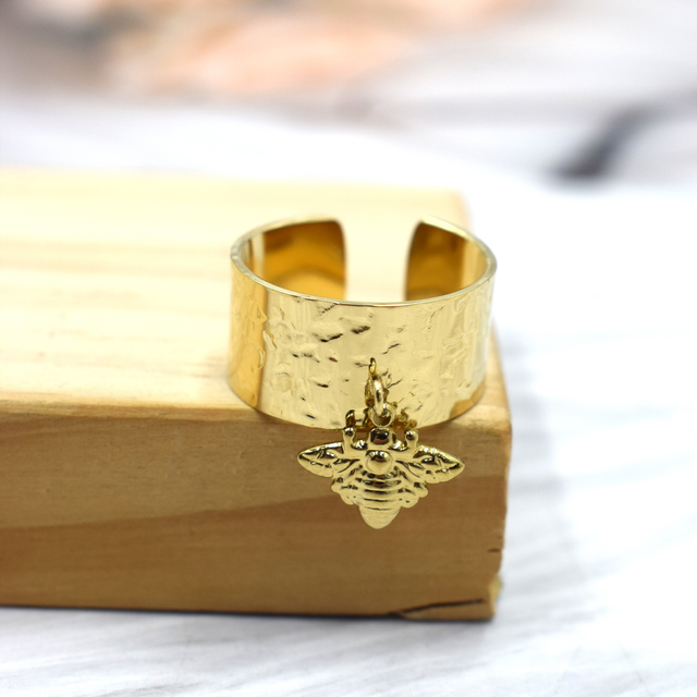 Bague large martelé avec pampille abeille réglable 