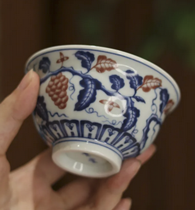 Blue and white underglaze red press-hand cup with grape pattern【青花釉里红色压手杯葡萄花纹】