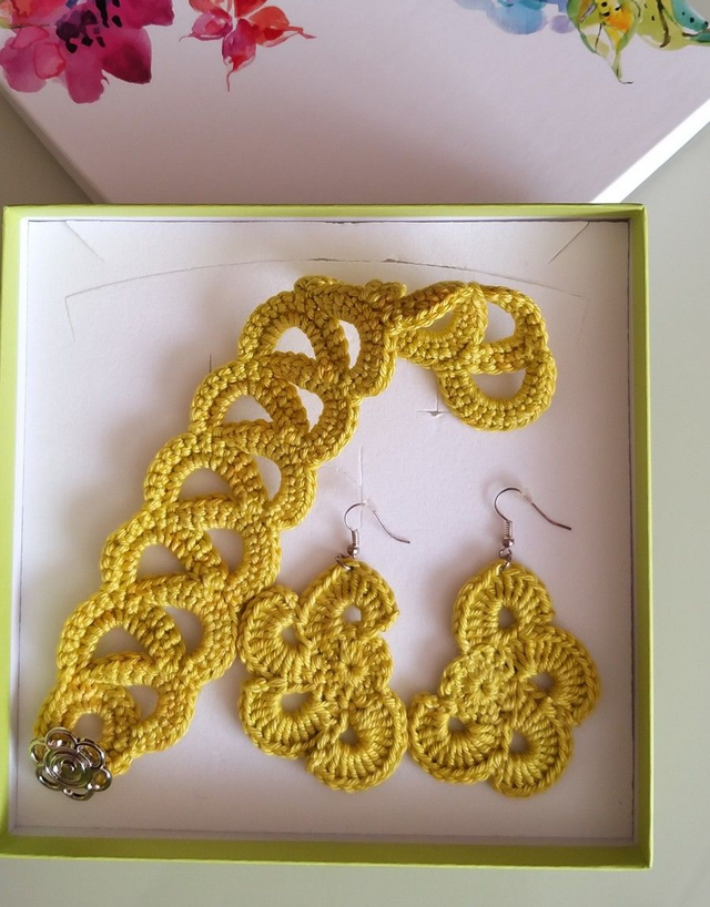 Karkötő és fülbevaló szett.