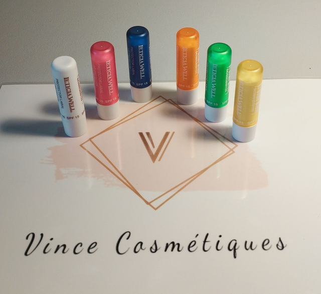 Ensemble de 6 baumes à lèvres, protège & parfume.