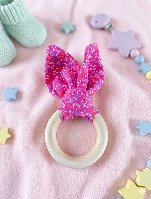 Hochet oreilles de lapin et bois ROSE FLEURS