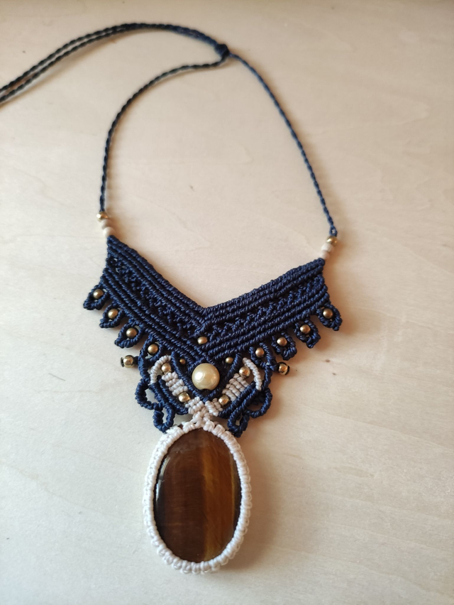 Collier bleu et beige avec oeil de tigre