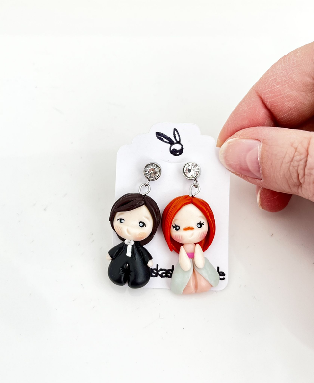 Orecchini a lobo pendenti fan art in stile chibi con strass bianco e perni in acciaio inossidabile