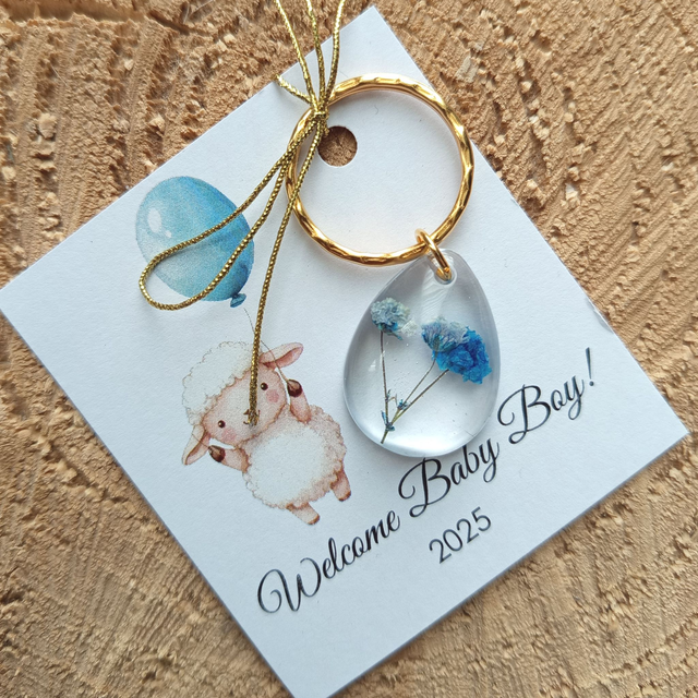 Breloczek z kwiatami niebieskiej gipsówki 