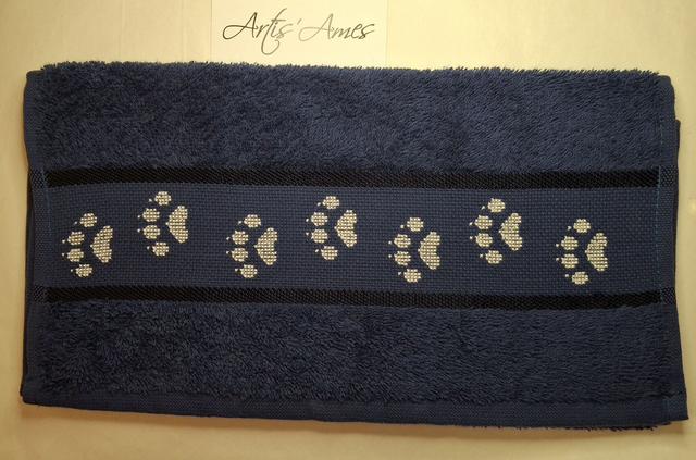 Essuie main brodé bleu marine Pattes de chats
