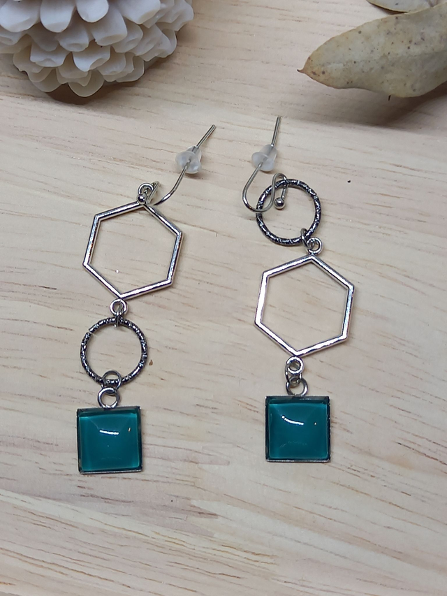 Boucles d&#039;oreilles asymétriques - cabochon carré vert /  cercle texturé métal argenté /connecteur hexagone argenté