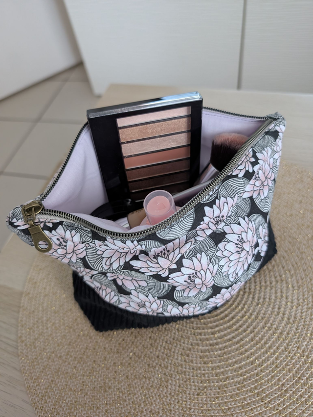 Trousse matelassée nénuphars roses/ noir