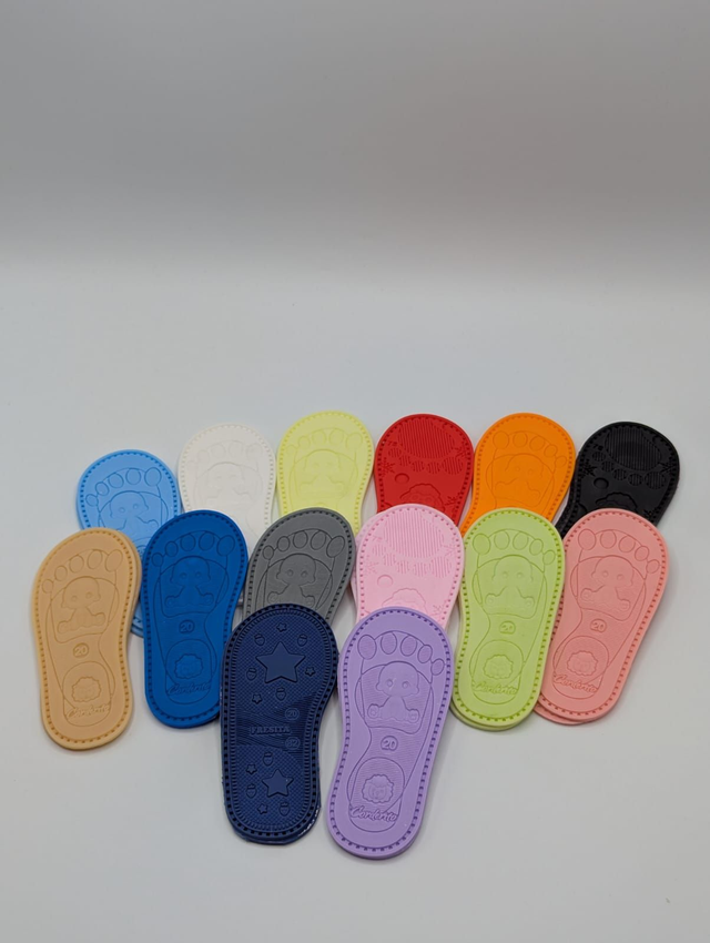 Semelles bébé taille 20 en plastisol non toxique – Semelles perforées avec semelles intérieures pour crochet