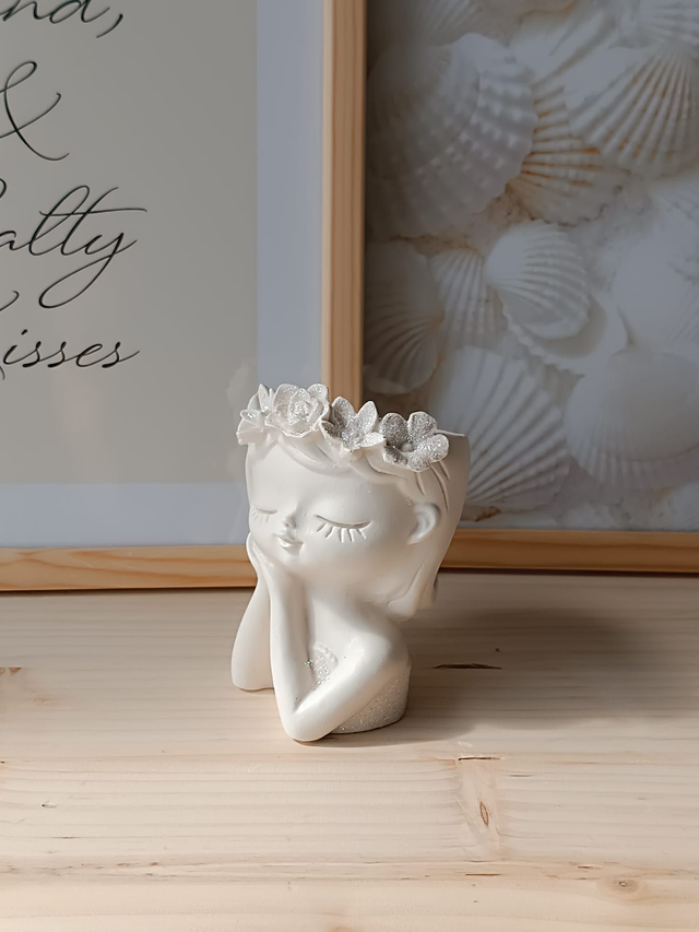 Vaso Bimba con corona di fiori