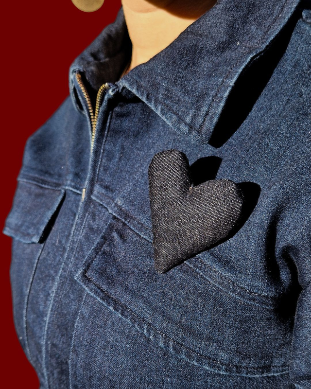 Broche upcyclée cœur blue jean